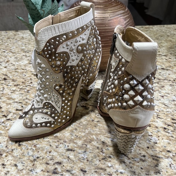 Frye White Leather Remy Studded & Beaded Gold Silver Block Heel Ankle Boots 9.5M - Picture 6 of 16